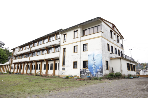 Edificio aulas de clase, dirección y rectoría